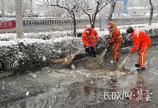 廊坊融雪推水抗疫环卫人雪战到底