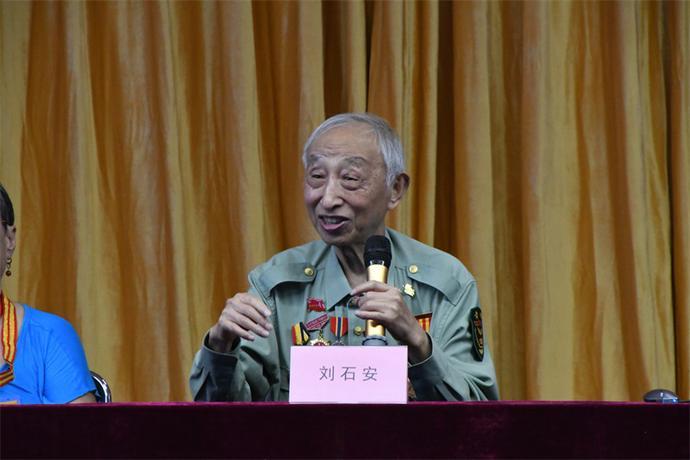 89岁高龄的刘石安老人讲述了当年抗美援朝的战斗故事,还原了那段战火