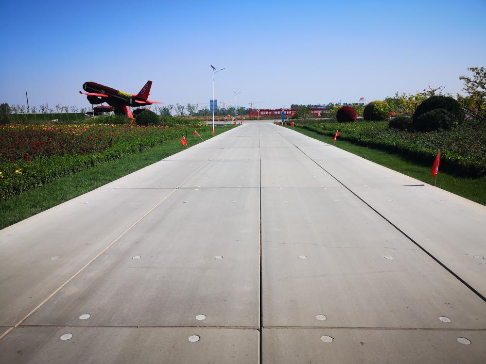 图为廊坊临空经济区铺设完成的临时装配式道路工程项目临时路.
