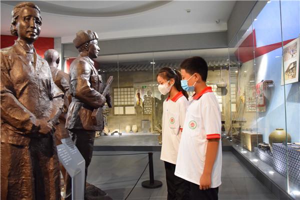 图为9月18日上午,三河市第一实验中学学生们正在参观"庆祝建党100周年