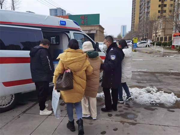 圖為3月19日,三河市迎賓北路派出所民警和醫護人員護送急症市民進京