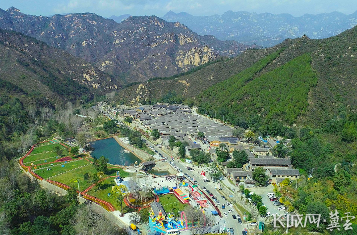 小皮檐,花格窗,石板院……初夏时节,走进保定市阜平县龙泉关镇骆驼湾