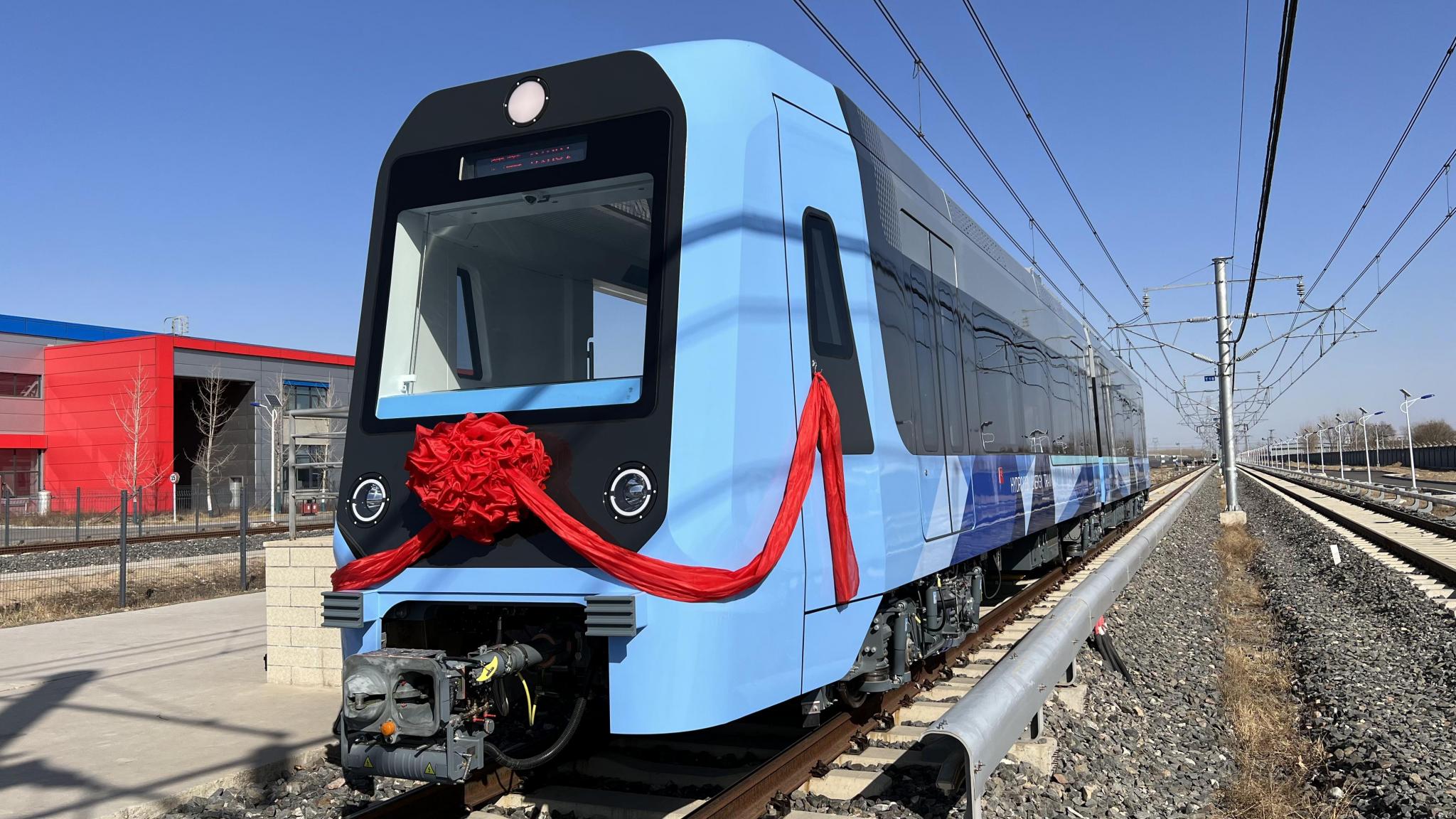 奋进的春天国内首列氢燃料混合动力铰接轻轨车在保定市下线