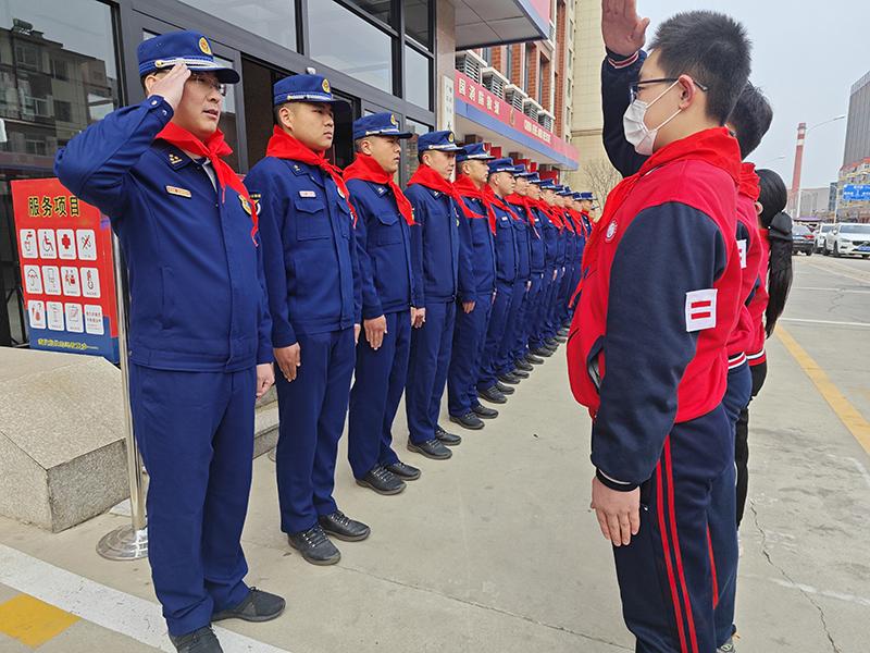 广阳:"萌娃"走进消防队 红领巾致敬火焰蓝