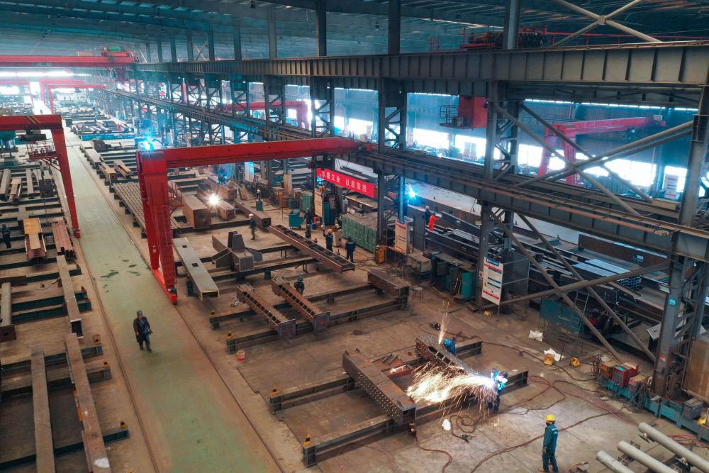 廊坊的中建二局安装工程有限公司廊坊钢结构制造厂的8条重钢生产线上