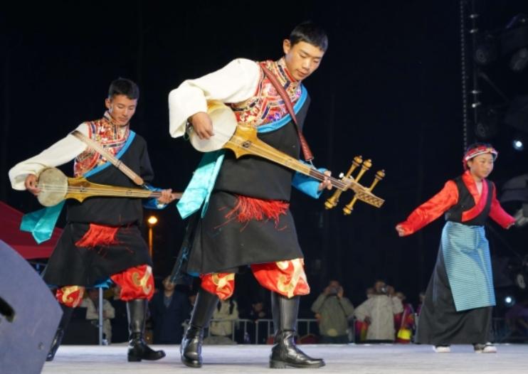 市定日县第二初级中学学生表演的扎木念琴民歌弹唱开幕式精彩纷呈,除