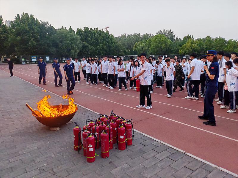 近日,广阳区消防救援大队联合区教体局组织廊坊市第九中学600余名在校